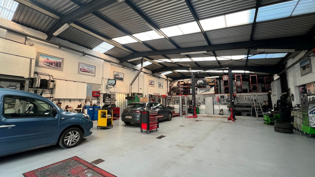 Showroom met werkplaats en appartement te koop in Wondelgem