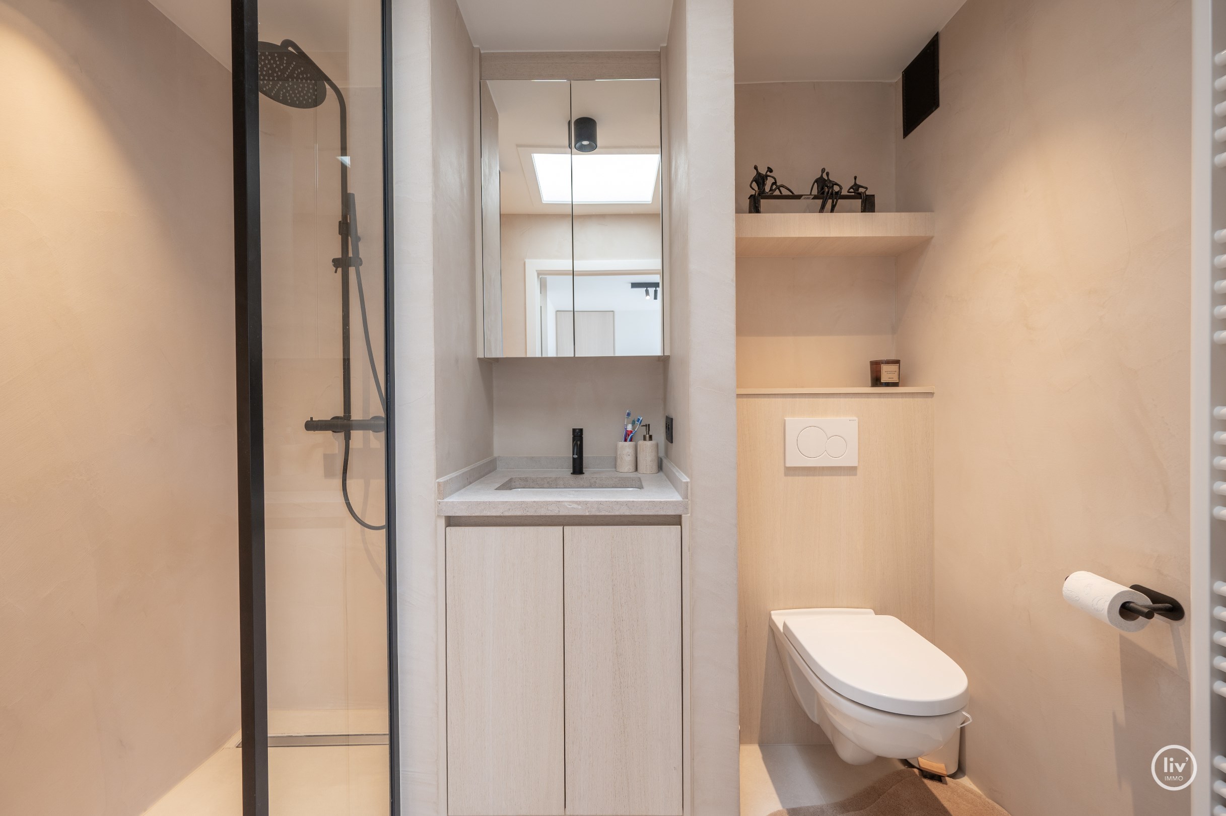 Appartement de 3 chambres élégamment rénové avec terrasse ensoleillée. 