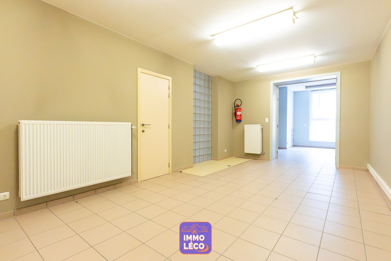 Immeuble avec un bureau et un appartement 2 chambres. IDEAL INVEST 