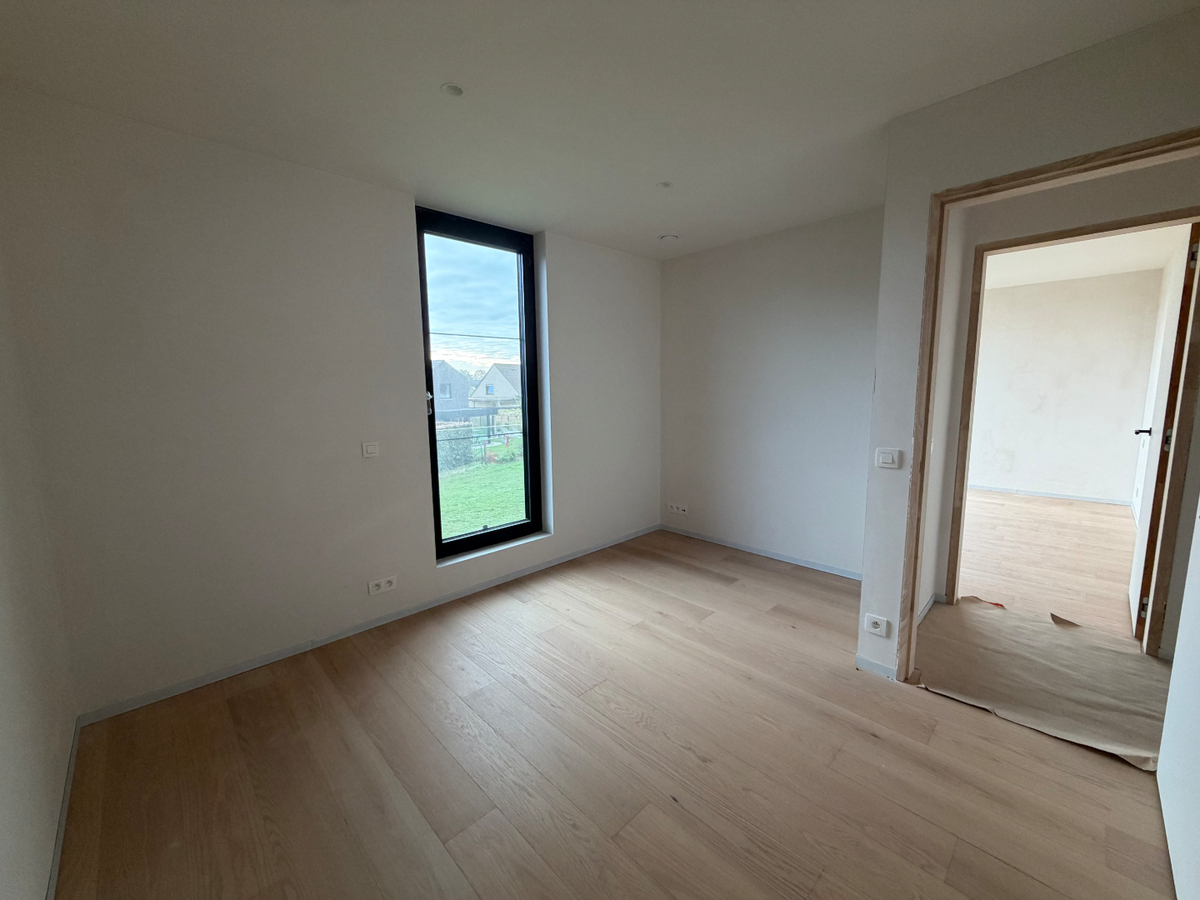 Ruime nieuwbouwwoning met terras en tuin. 