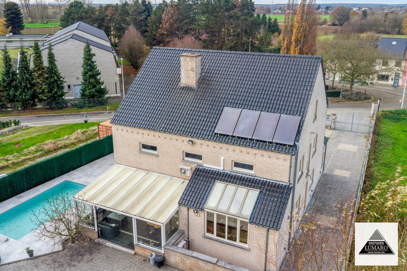 Instapklare villa met zwembad. Landelijke ligging in Leut (Maasmechelen). 