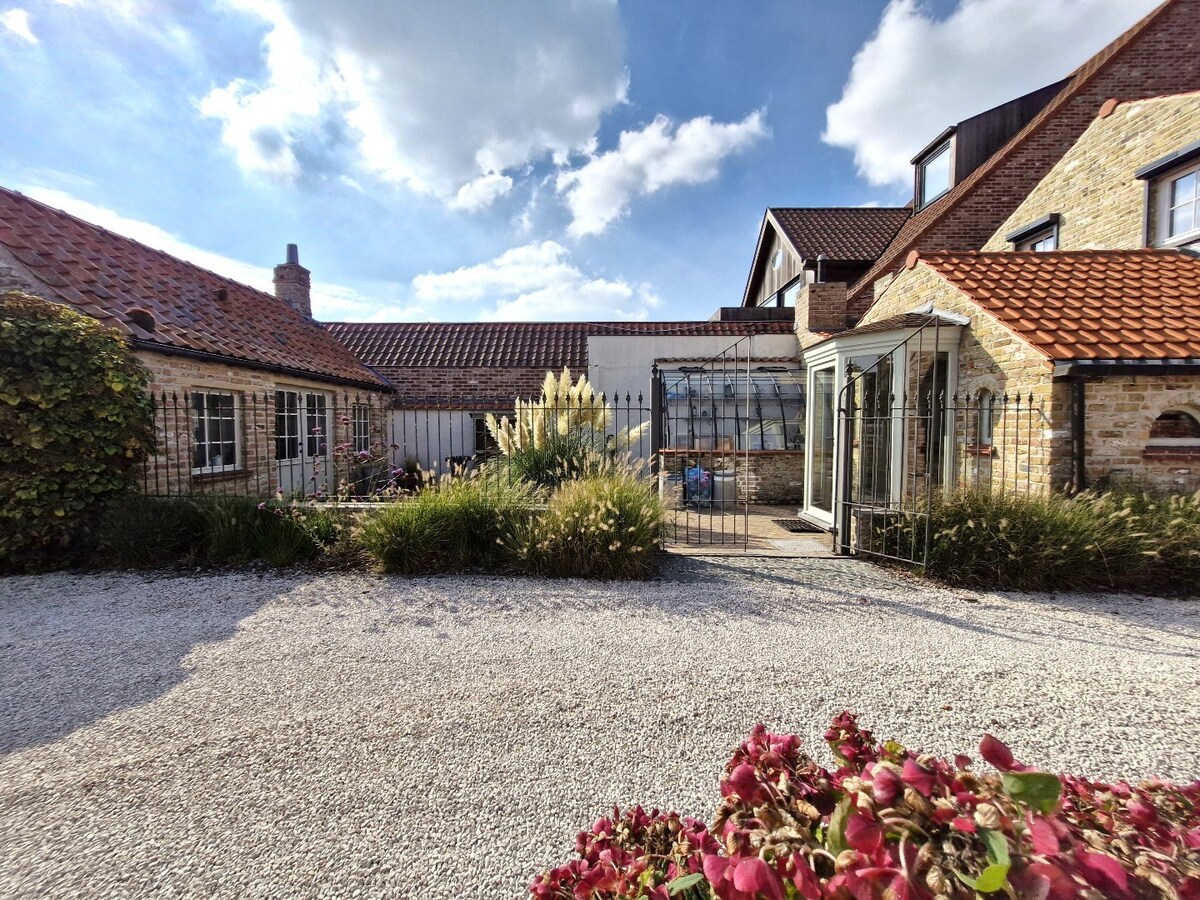 Uiterst charmante halfopen bebouwing met weidse zichten op een perceel van 2012m² 