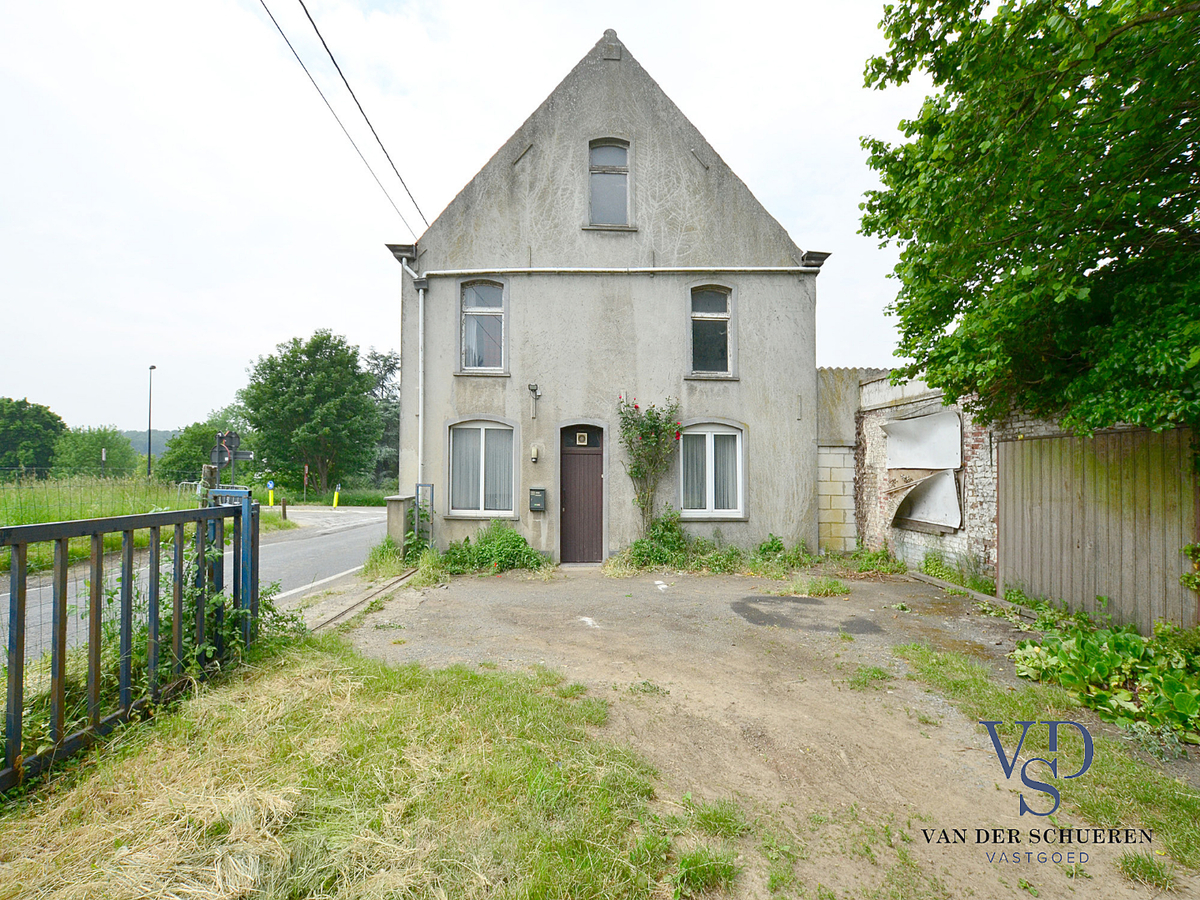 Bouwgrond met een breedte van ca. 45 m langsheen de N425. 