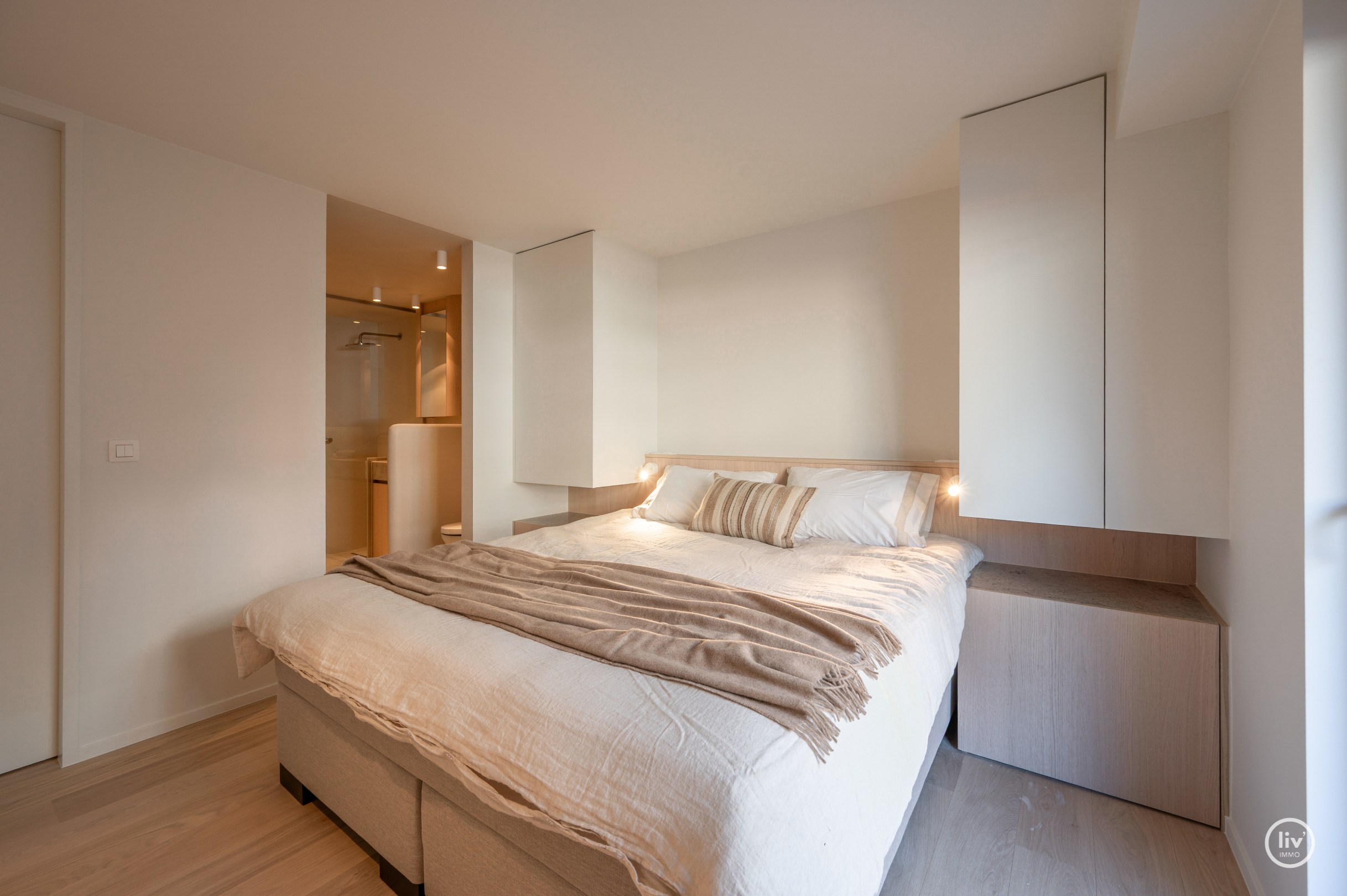 Appartement de luxe entièrement rénové de 3 chambres situé sur l'avenue Parmentier, à proximité de la digue. 