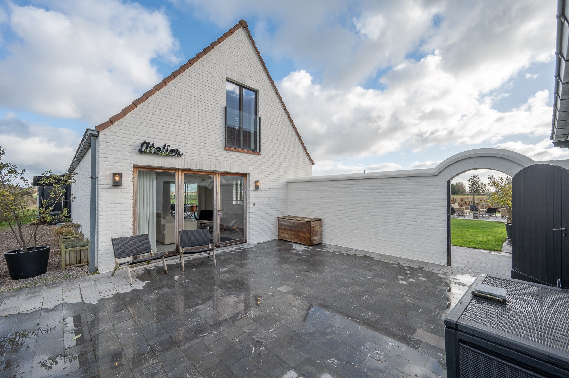 Propriété exceptionnelle et rénovée (5 510 m² de terrain) à proximité du centre de Knokke-Heist et bénéficiant d'une vue exceptionnelle sur les polders de Knokke. 