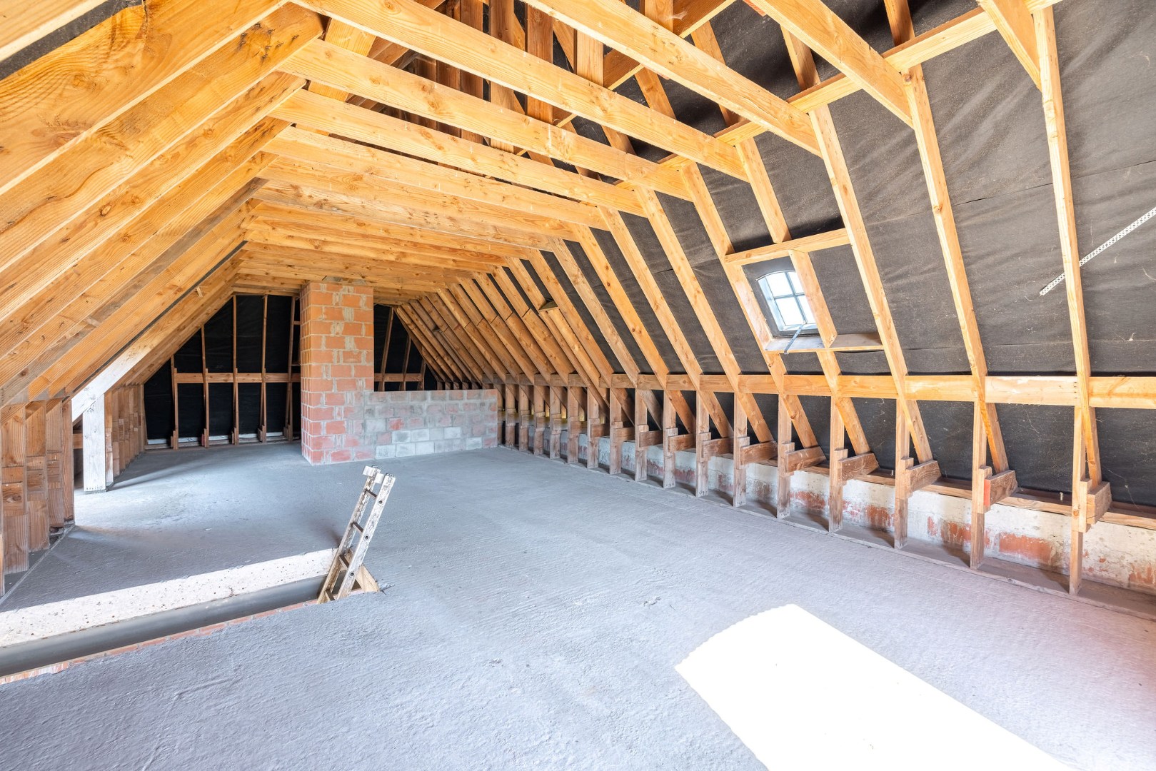 Landelijk gelegen ruwbouwhoeve met bijgebouwen op uitzonderlijk perceel van ca. 9.331 m² 