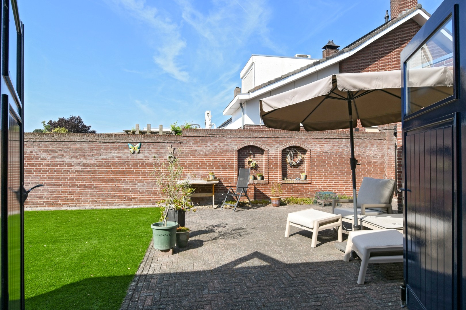 Verrassend ruim geschakeld/vrijstaand woonhuis met vier slaapkamers, inpandige garage en tuin met volop privacy in hartje Koningslust 