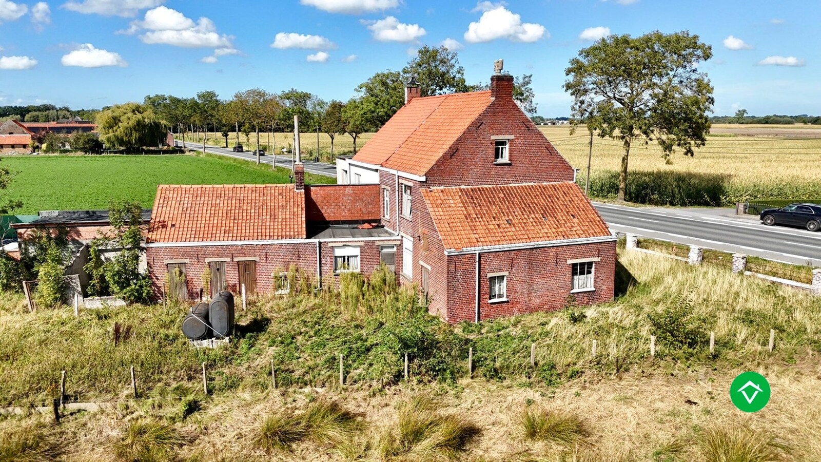 Te renoveren of te slopen woning op ruim perceel van 854 m² in Ichtegem - ideale opportuniteit voor wie wil bouwen of renoveren in een landelijke omgeving. 
