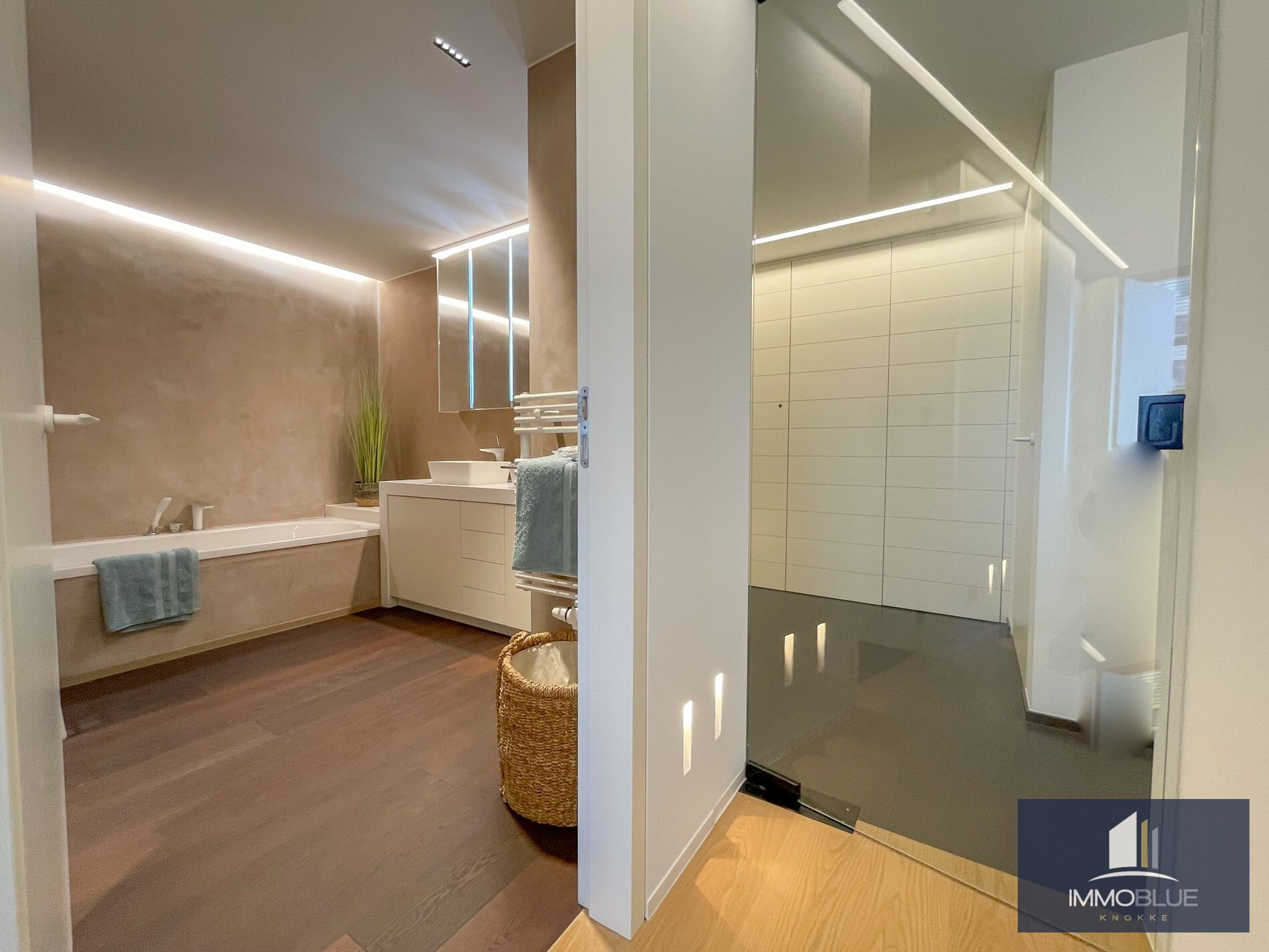 Uitzonderlijk, luxueus afgewerkt hoekappartement met frontaal zeezicht. 