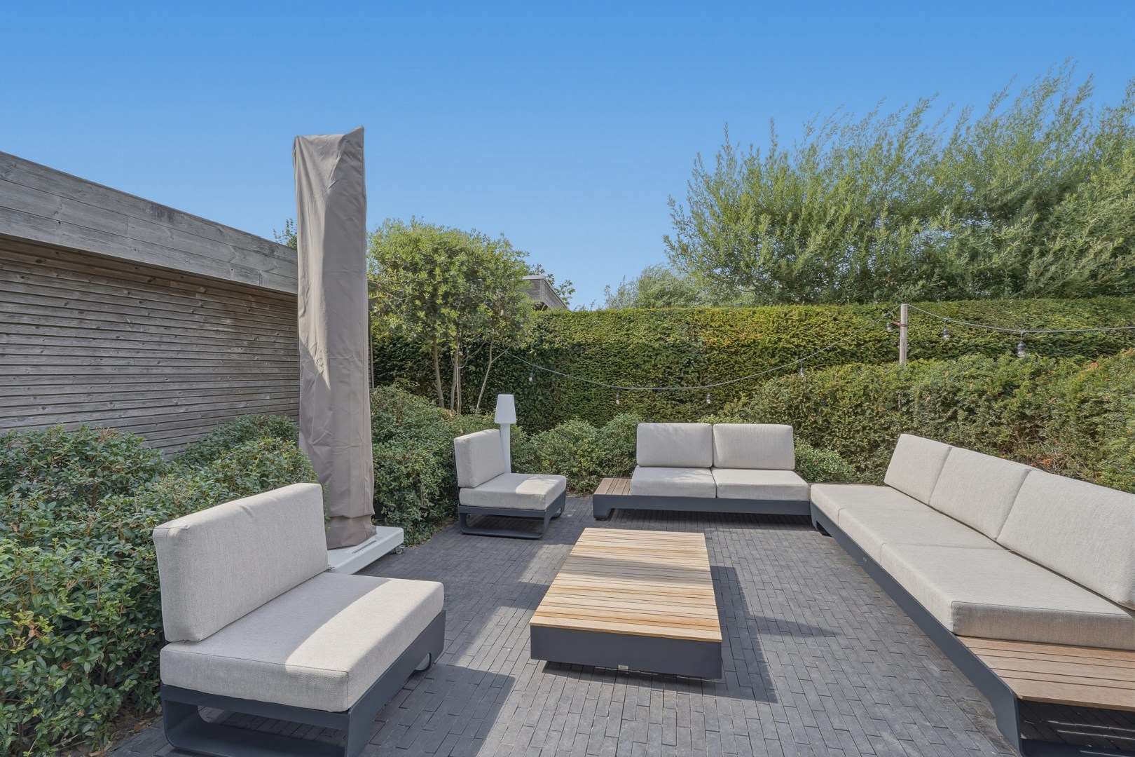 Moderne halfopen bebouwing met zonnige tuin en hoogwaardige afwerking 