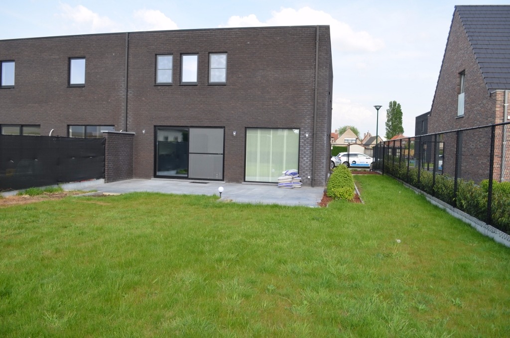 Recente halfopen bebouwing met 4 slpks en tuin te Maldegem 