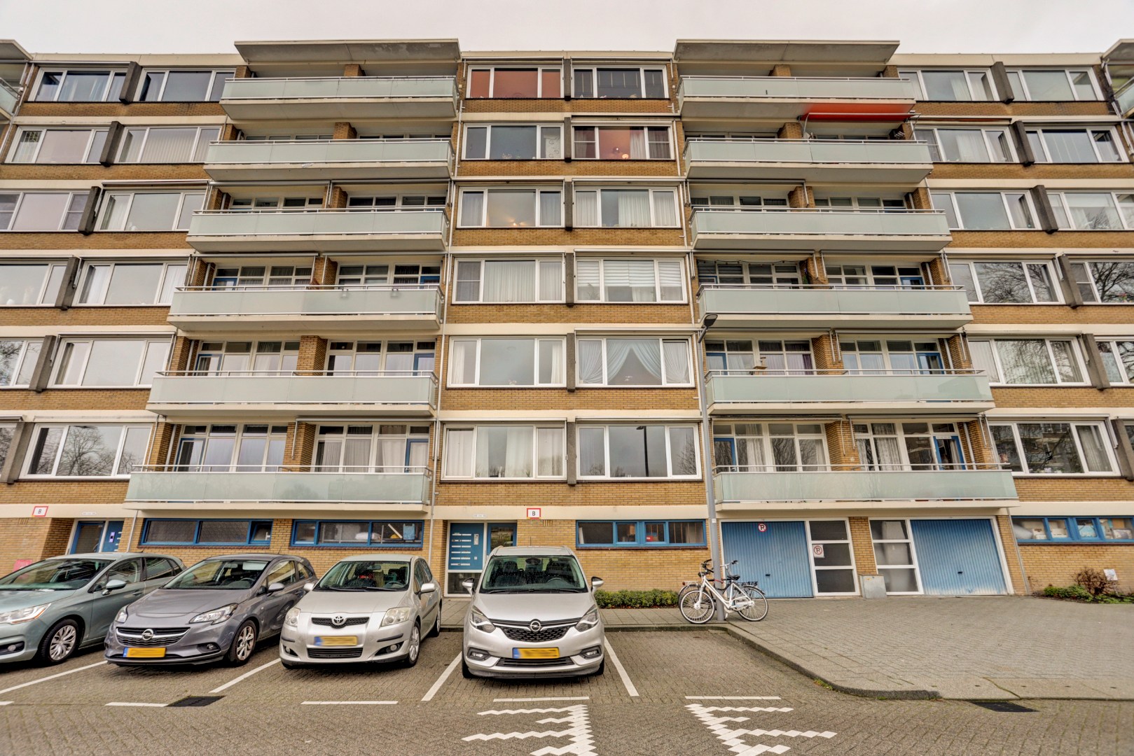 In "Het Lage Land" gelegen 4-kamer appartement met 3, slaapkamers, moderne keuken, 2 balkons,  berging in de onderbouw en gelegen op eigen grond! 