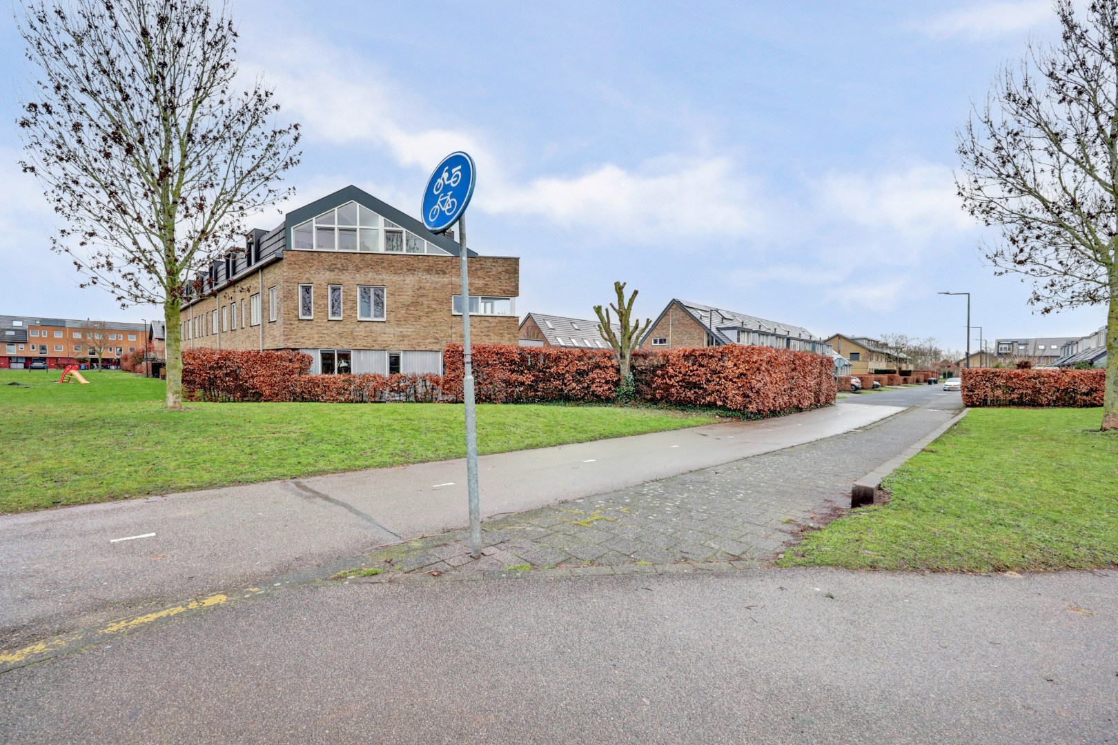 In de jonge woonwijk Nesselande in deelplan Haag en Park gelegen 5 kamer tussenwoning met houten berging en parkeerplaats op 131 m² eigen grond. 