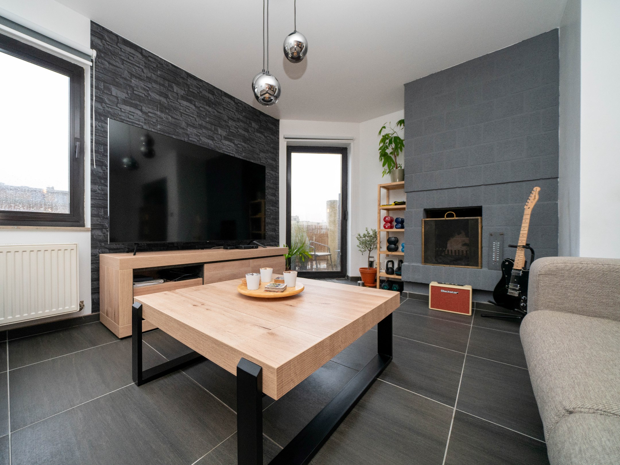 Ruim 2 kamer-appartement met dubbele garage en kelder 