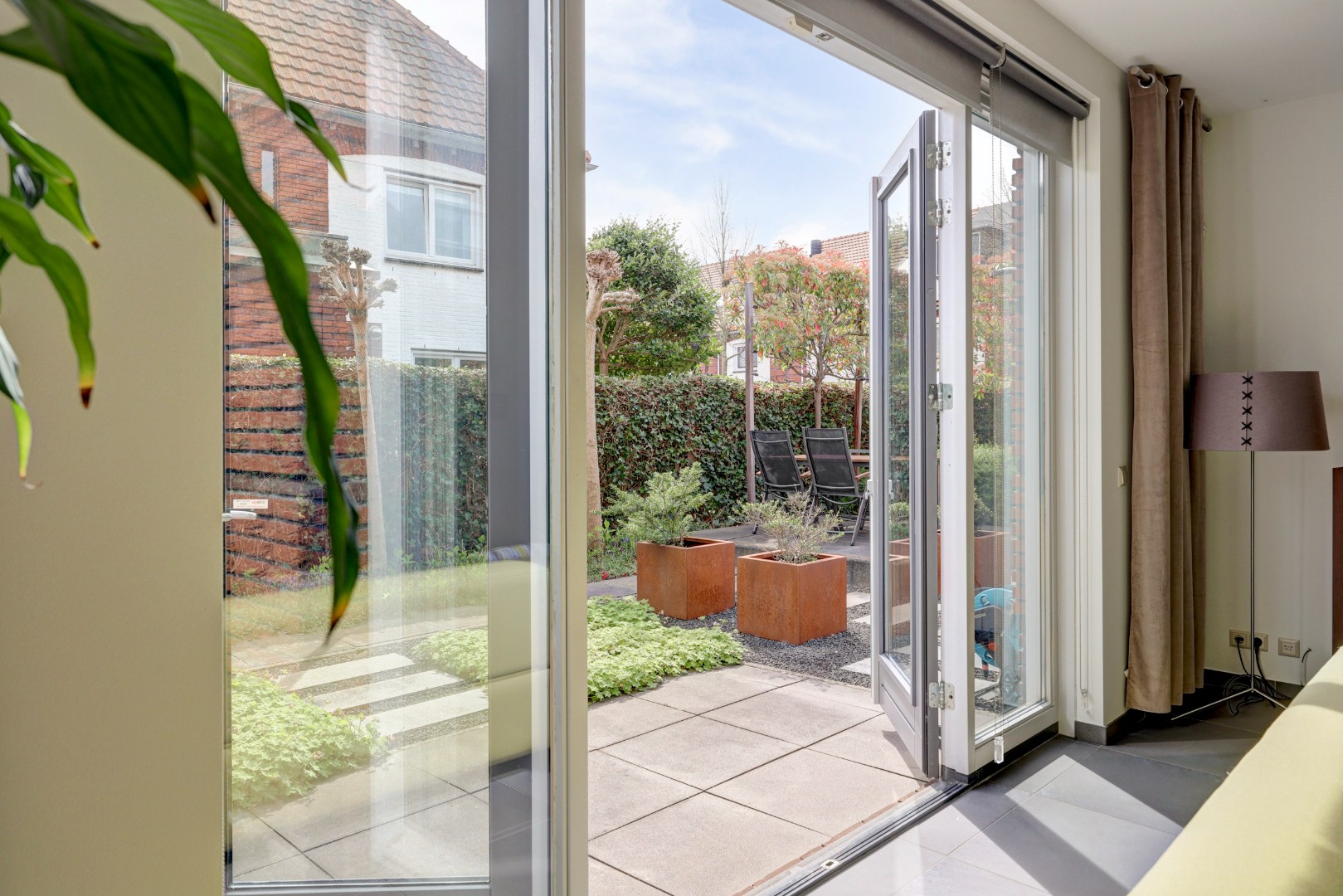 Luxe en royale 5-kamer 2-onder-1-kap woning met garage, eigen parkeerplaats, sauna én zonnige tuin op het zuiden en gelegen in een rustige straat! 