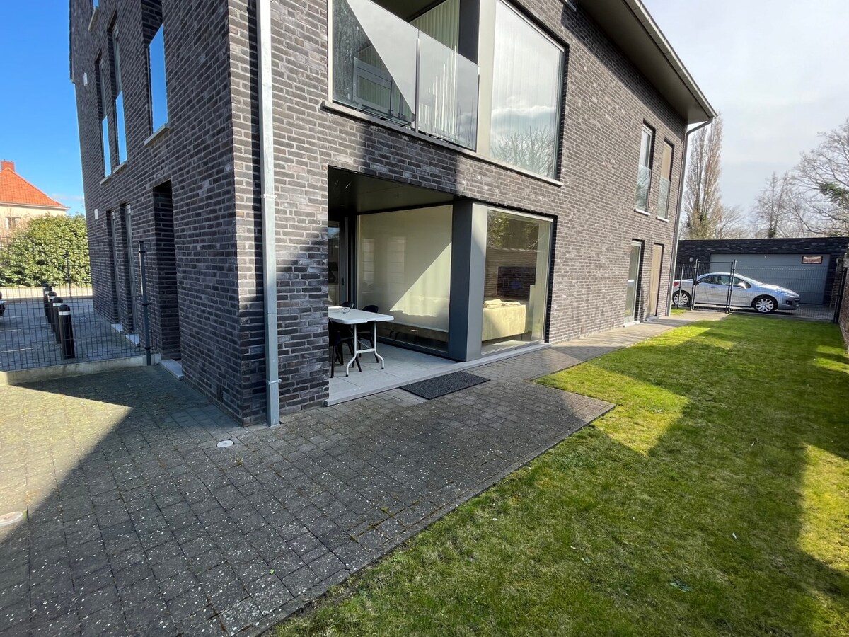 Luxueus én ruim gelijkvloers appartement in rustige omgeving. 