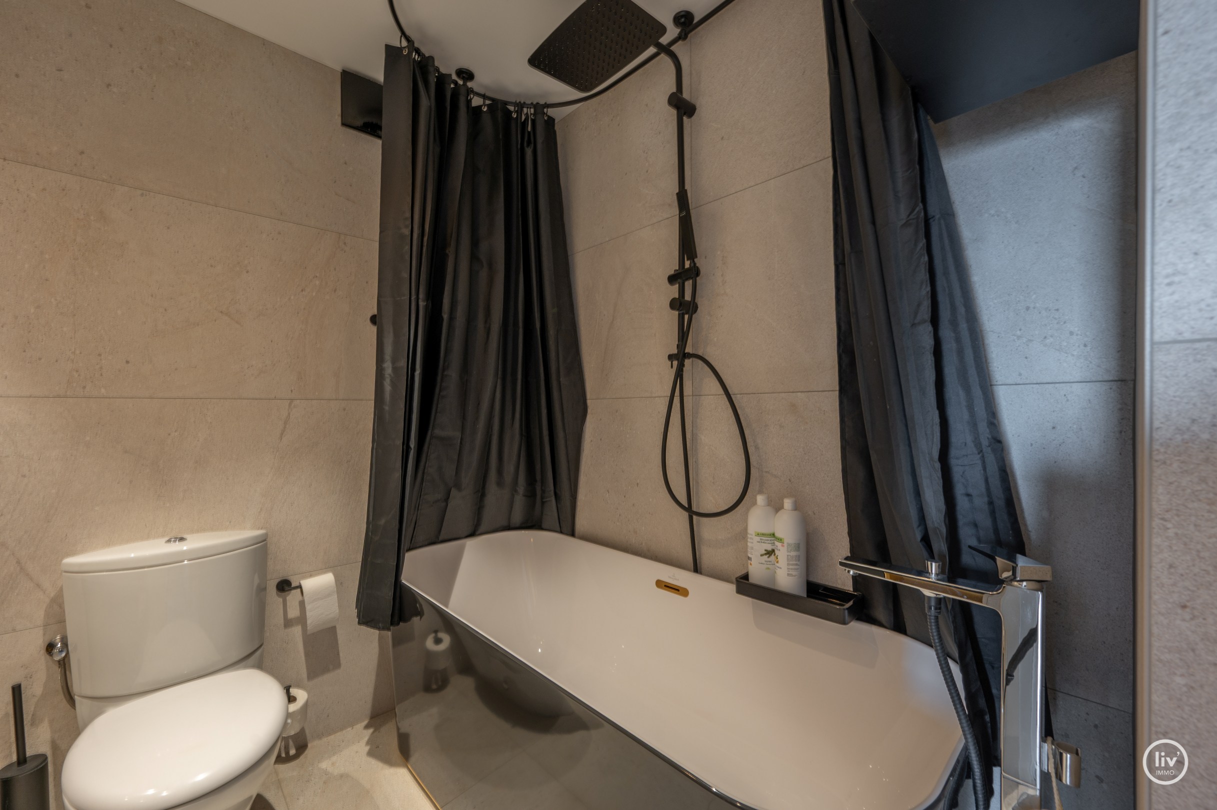 Uniek HOEK duplexappartement/penthouse met panoramisch uitzicht over de Dumortierlaan te Knokke. 