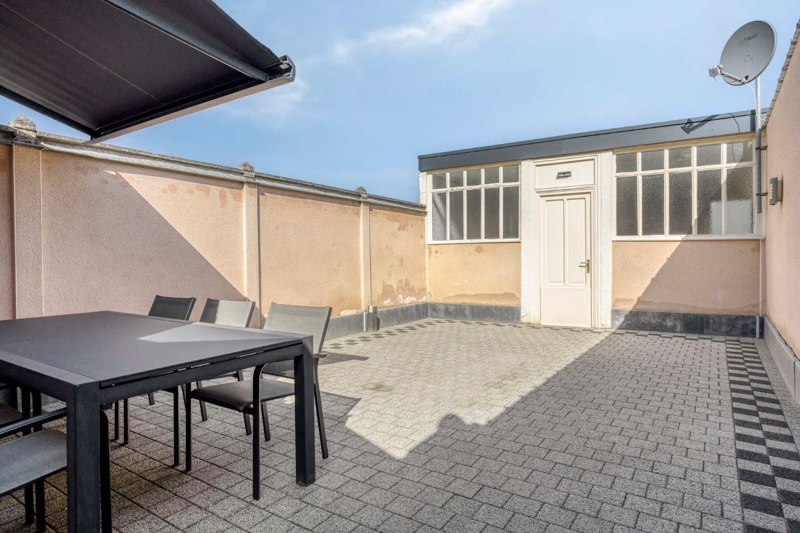Ruime handelswoning met 2 slpk., dubbele garage en 2 staanplaatsen in centrum Mol 