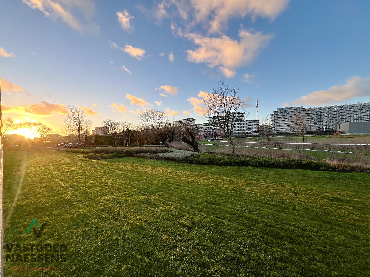 Magnifique appartement d'une chambre avec vue sur le golf et une terrasse ensoleillée. 