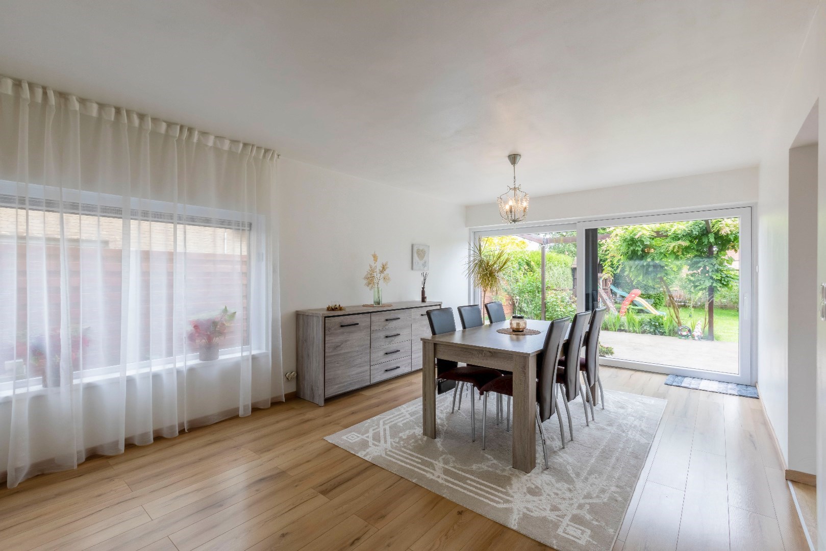 Gerenoveerde gezinswoning met 4 slpks en aangename tuin 