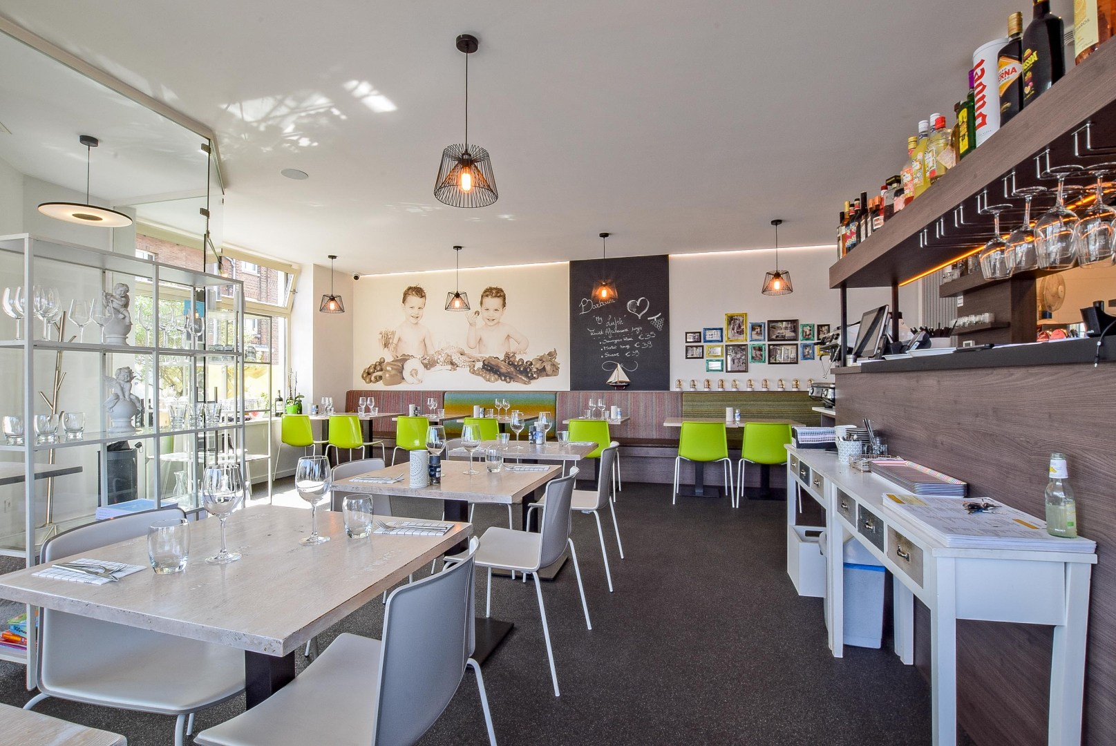 Succesvolle horecazaak met karakter in hartje Nieuwpoort-Stad op de Kaai gelegen. 