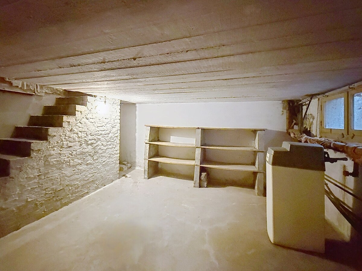 Kloeke woning met vier slaapkamers en ruim magazijn in Hulste. 