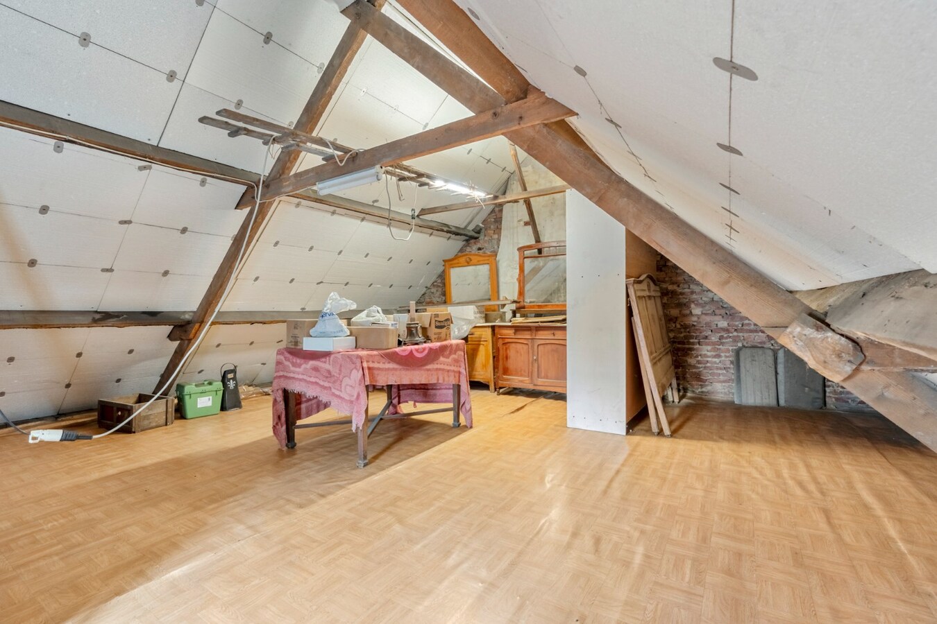 Te renoveren woning met 3 slaapkamers en grote tuin. 