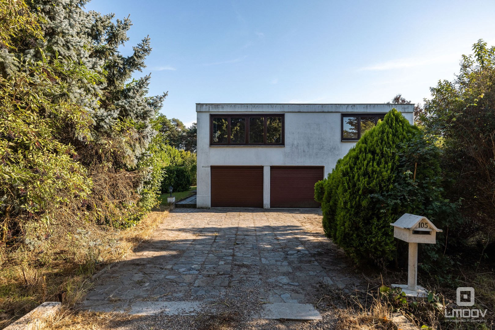 Te renoveren woning met 4 slaapkamers en dubbele garage 