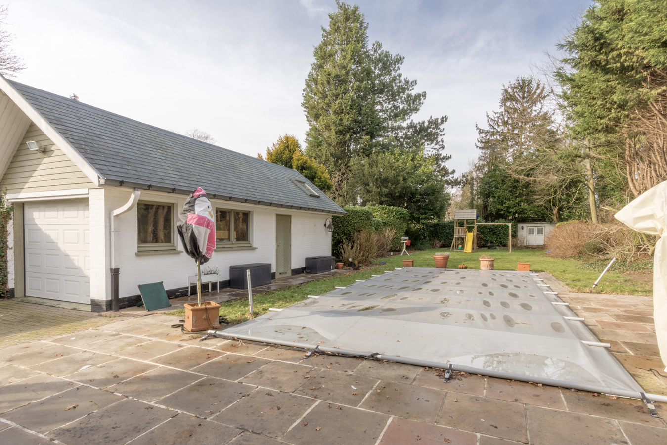 Ruime gezinswoning met verwarmd buitenzwembad 