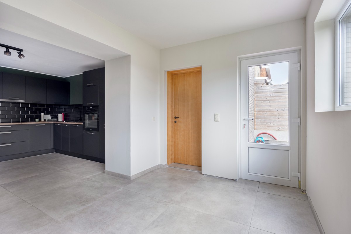 Halfopen bebouwing met 3 slaapkamers, tuin en garage 