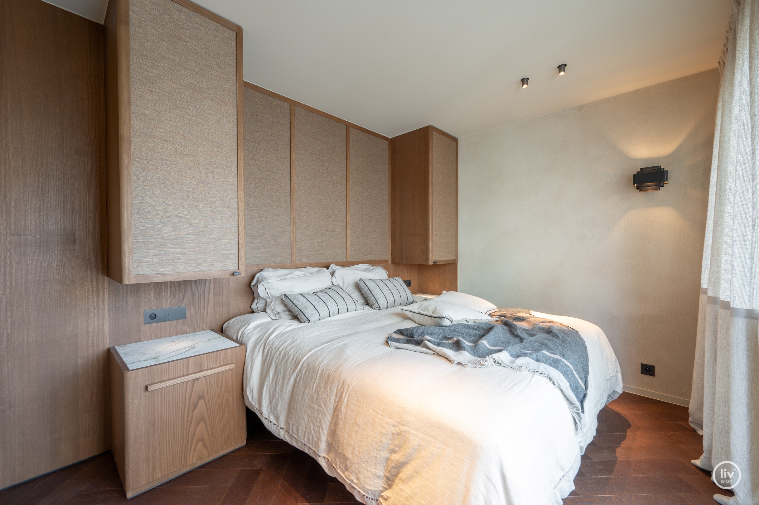 Appartement d'angle entièrement rénové et de haute qualité dans une résidence de standing au cœur du Zoute. 