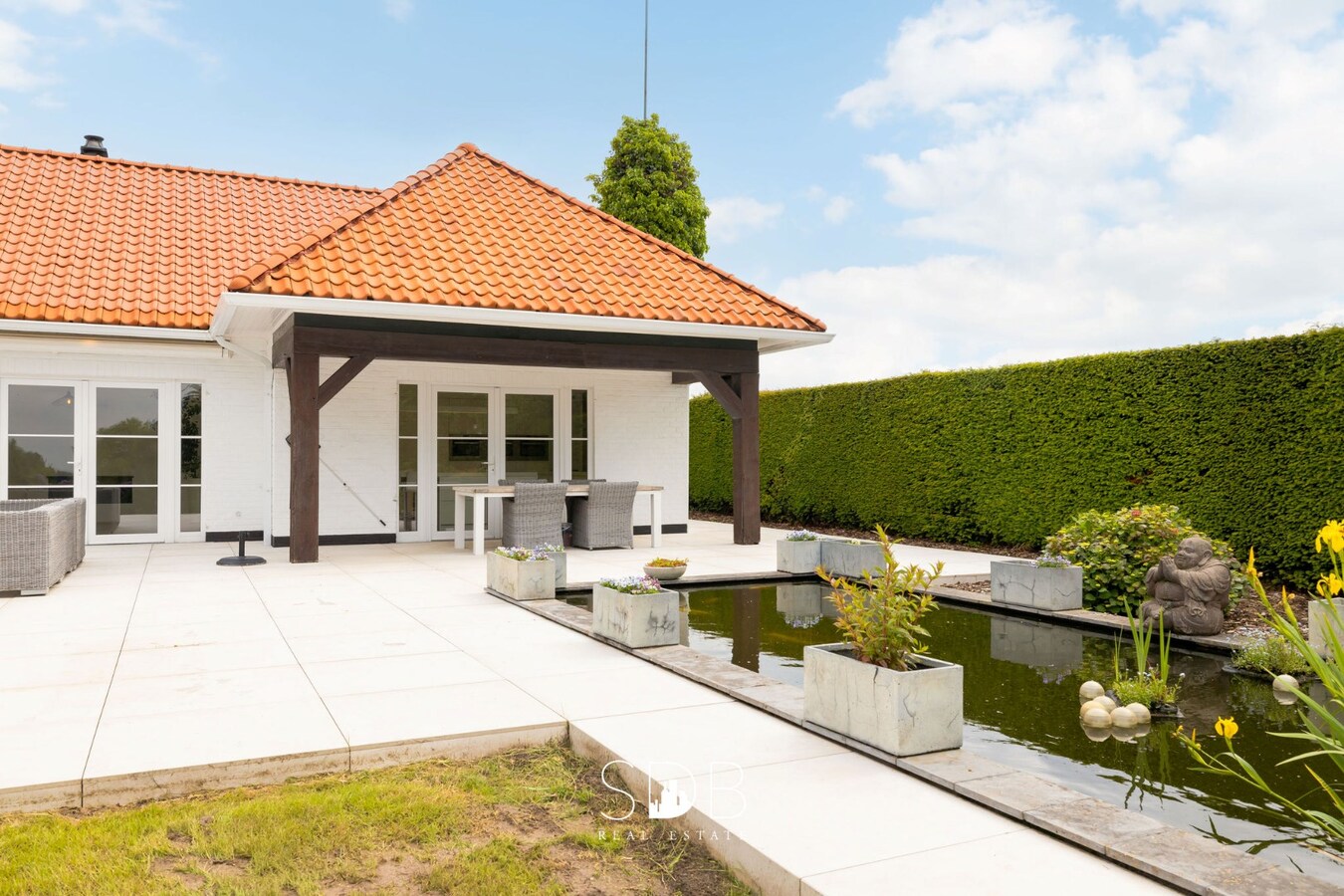 Prachtige villa met zwembad, paardenstallen, paddock en grasland op 1,3HA 