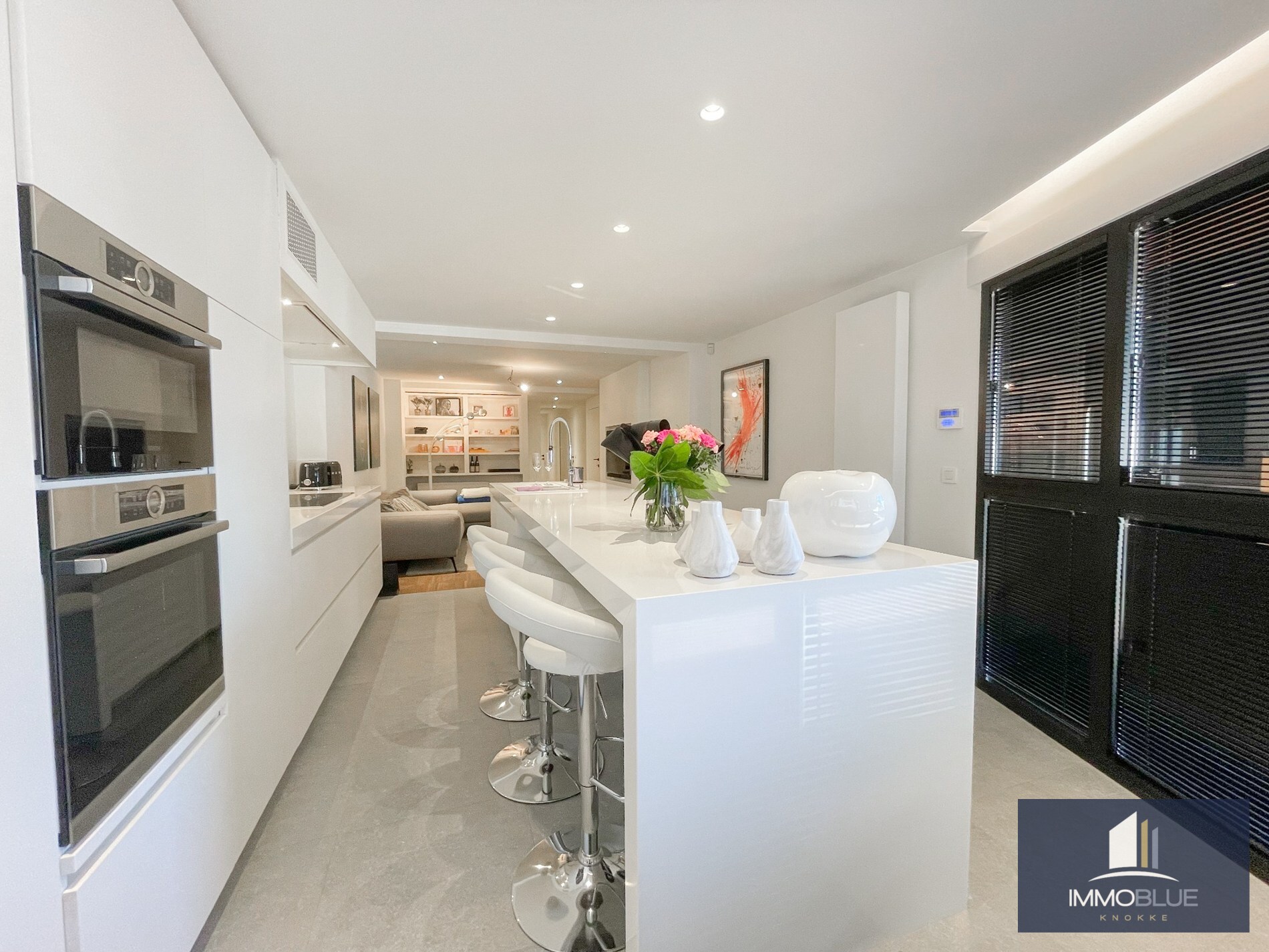 Stijlvol, instapklaar appartement met een ruim terras gelegen aan het Lichttorenplein op enkele passen van de zee. 