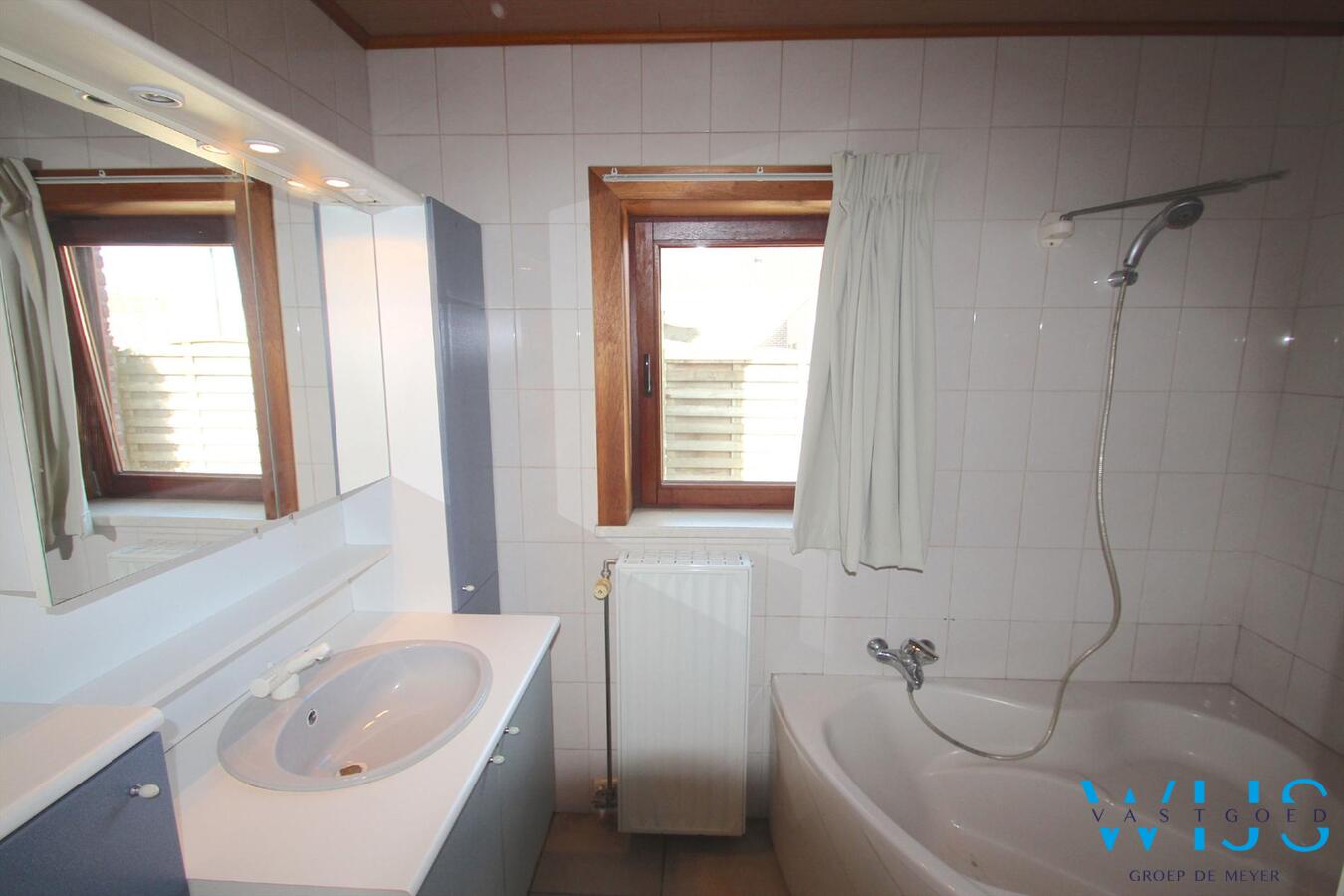 Zeer centraal gelegen en ruime woning met garage te Ertvelde ! 