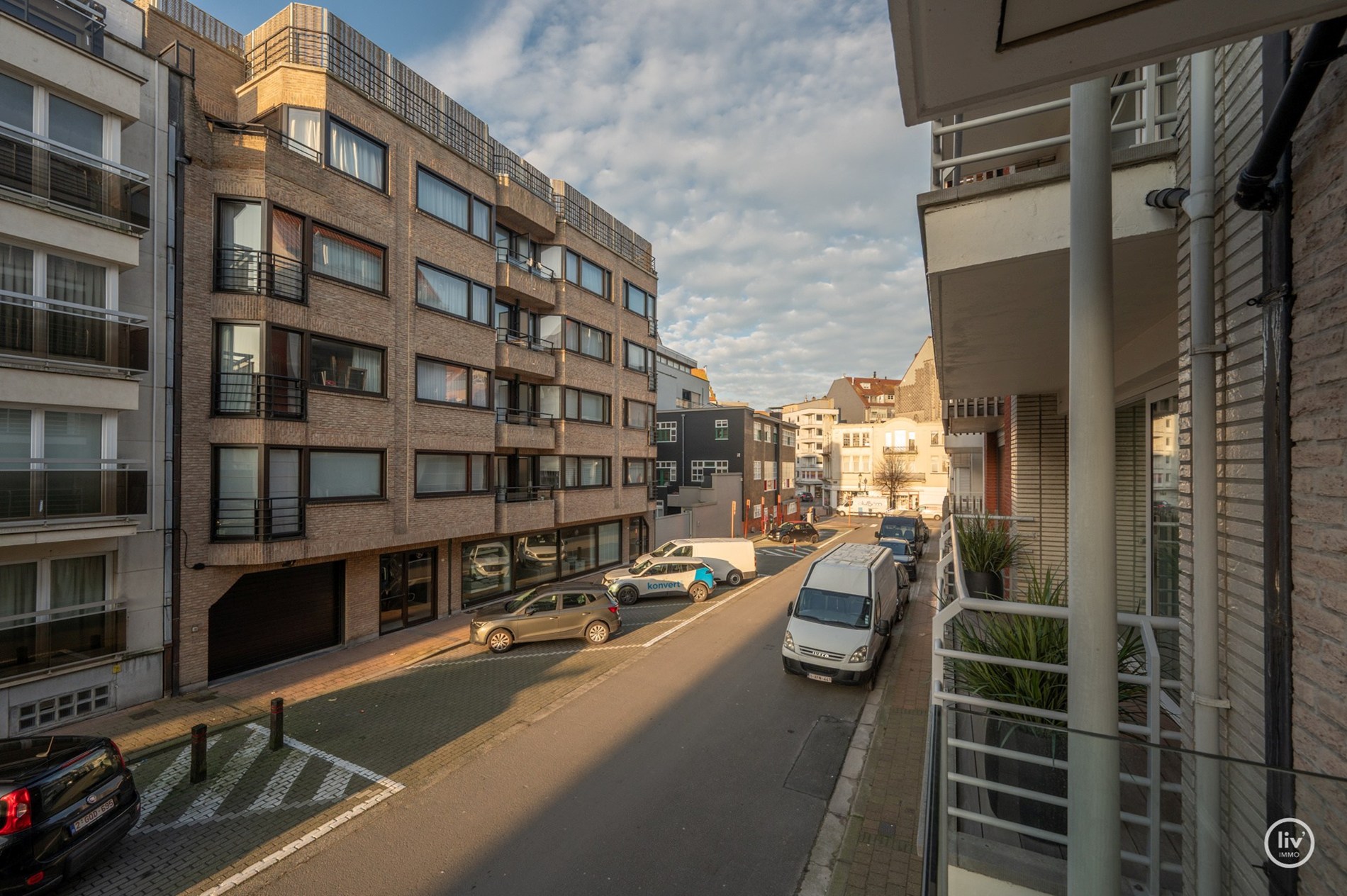 Prachtig ruim 2 slaapkamerappartement met mooie gevelbreedte en groot zonneterras op een topligging vlakbij de Dumortierlaan te Knokke. Garage mogelijk in het gebouw. 
