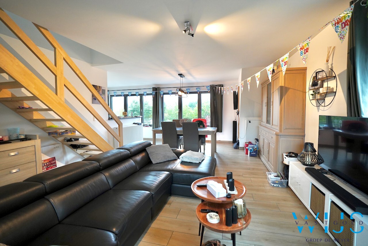 Prachtig appartement MET GARAGE in het rustige landelijke OOSTEEKLO ! 