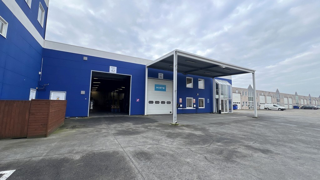 Magazijnen met kantoren te huur in Industriepark Drongen