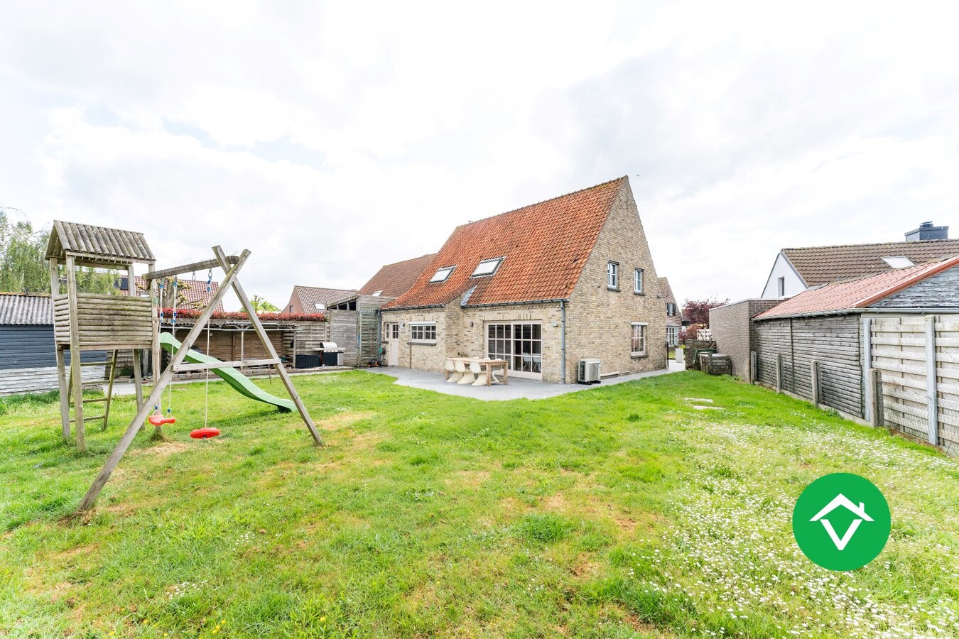 Landelijke gezinswoning met rustige ligging, 3 slaapkamers en een inpandige garage 