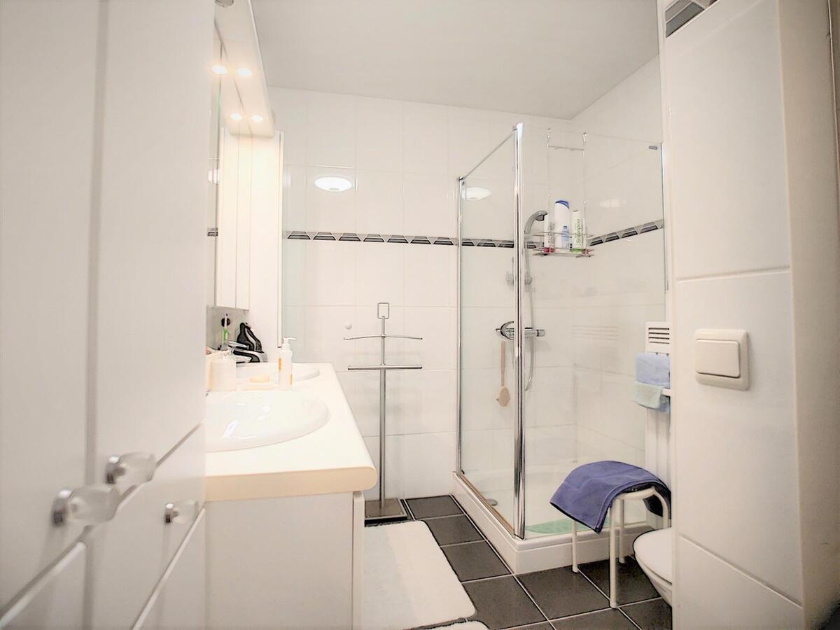 Uitzonderlijk ruim hoekappartement met drie slaapkamers en enorm zonneterras - Heist 