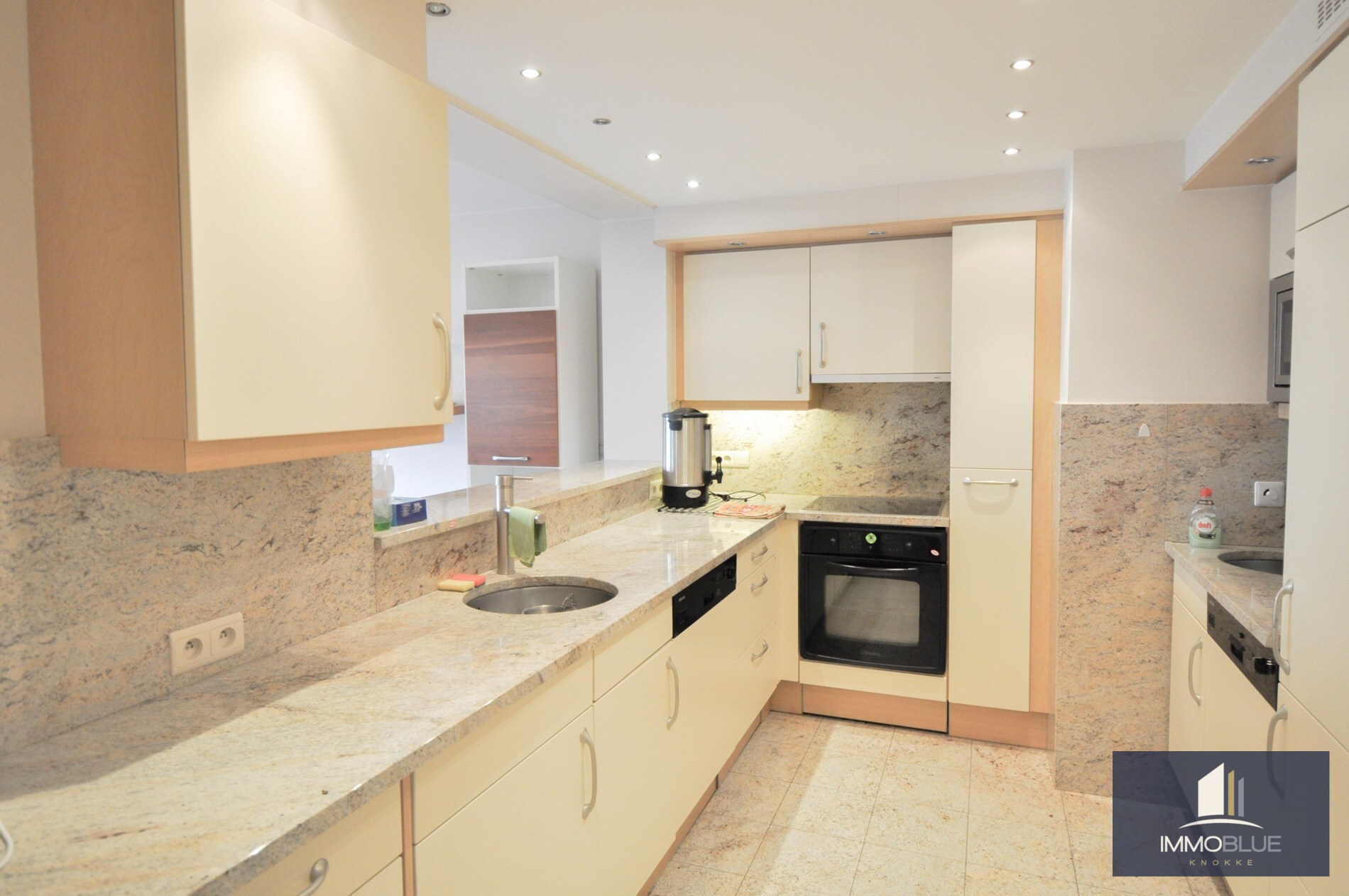 Lichtrijk appartement met een ruim zuidwest gericht terras gelegen nabij het commercieel centrum en het strand. 