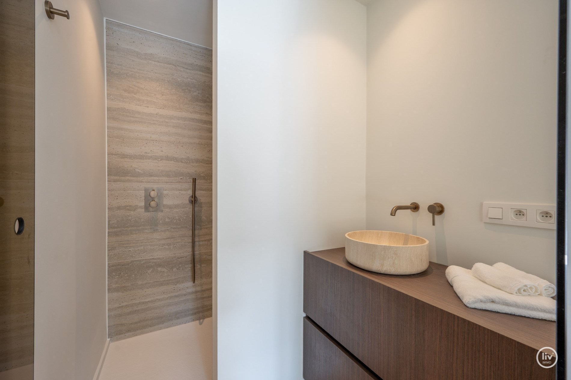 Appartement entièrement rénové avec terrasse situé sur l'avenue Lippens, près de la place Van Bunnen. 