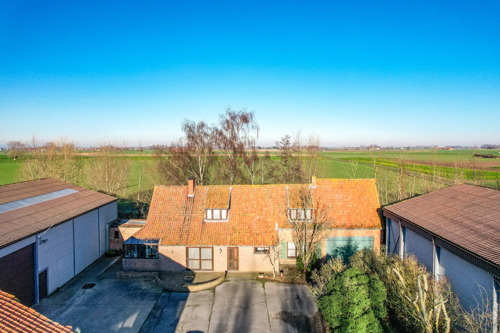 Hoevedomein met loodsen op 8.113m² te Alveringem!
