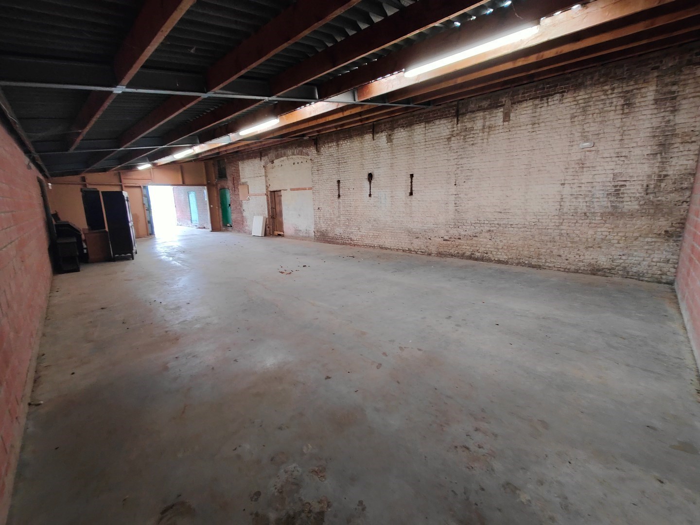 Opbergplaats + overdekte staanplaats met alle nodige voorzieningen 