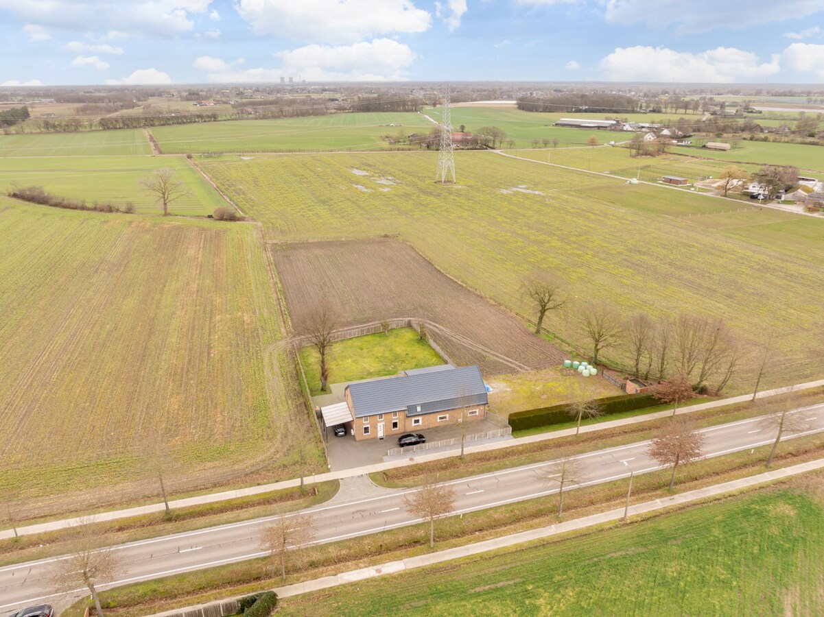 Vrijstaande, zeer verzorgde woning met aangrenzende, uitgeruste stalling/loods op een perceel van 72a14ca 