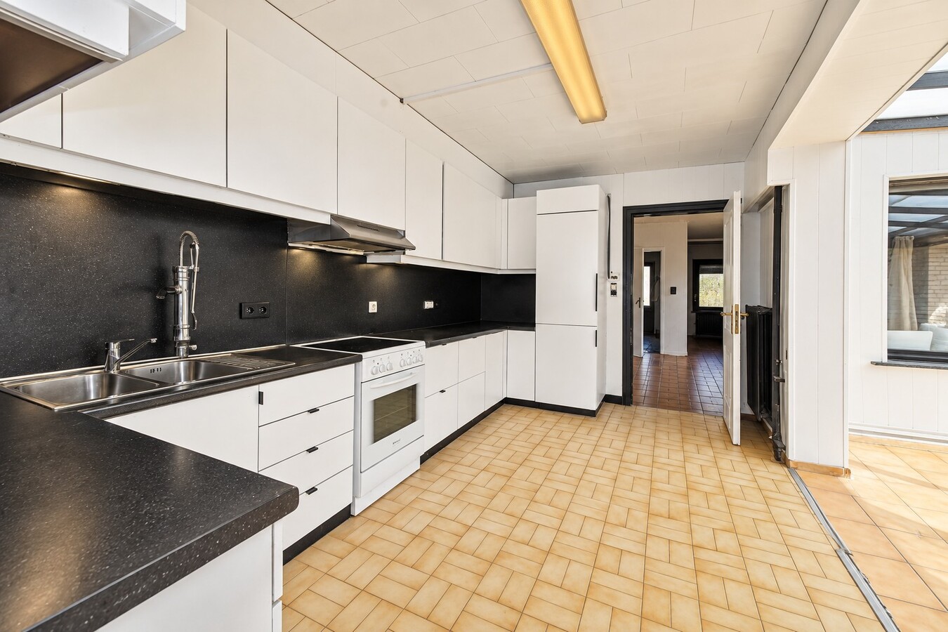 Te koop: Rustig gelegen halfopen bebouwing met 4 slaapkamers, 4 garages en ruime tuin in Sint-Niklaas 