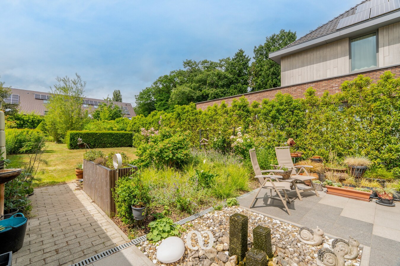 Instapklare woning met zonnepanelen, prachtige tuin en garage 