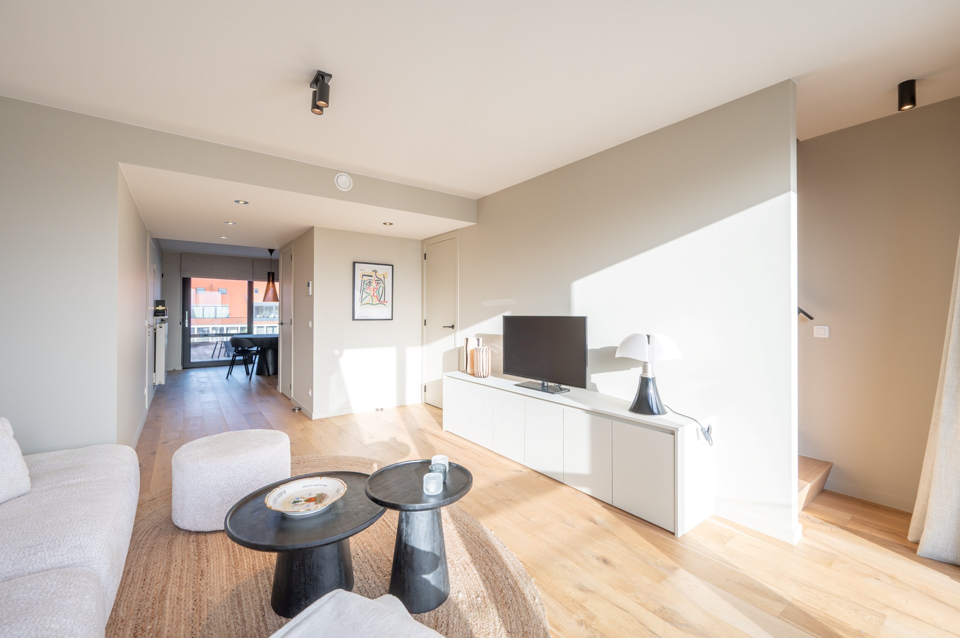 Cet appartement en duplex lumineux est situé à Duinenwater, combinant un agencement pratique avec des espaces extérieurs agréables et un emplacement calme au bord de l'eau. 