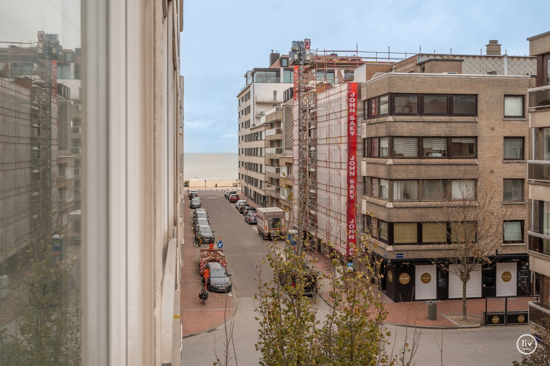 Mooi gerenoveerd appartement met 3 slaapkamers gelegen vlakbij de Kustlaan te Knokke. 