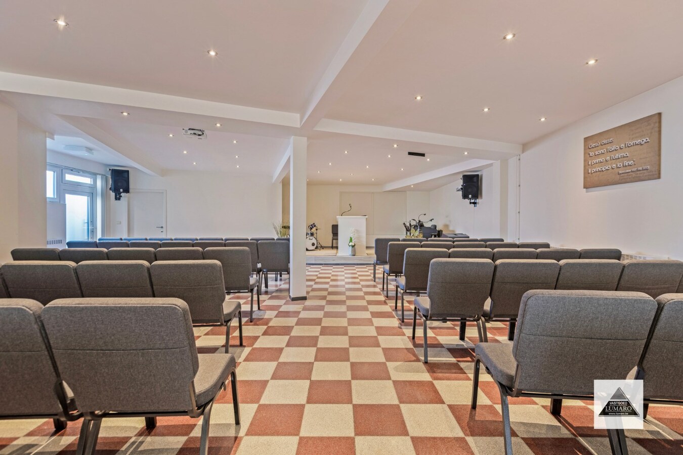 Handelsgelijkvloers en 2 appartementen en parking. Perceel van 15a 49ca. 