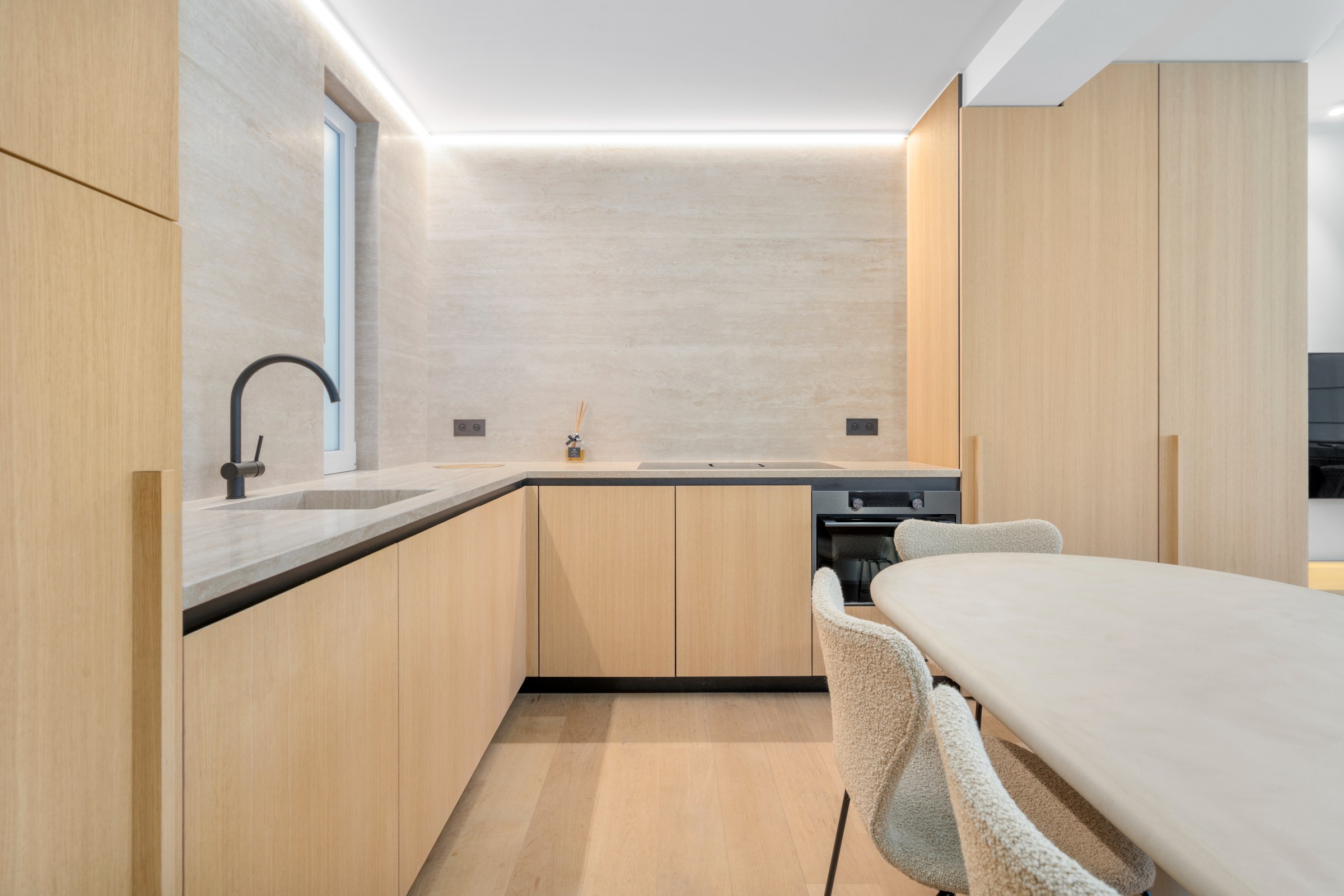 Zeer mooi en luxueus afgewerkt 3 slaapkamer appartement aan het Driehoeksplein nabij de Zeedijk 